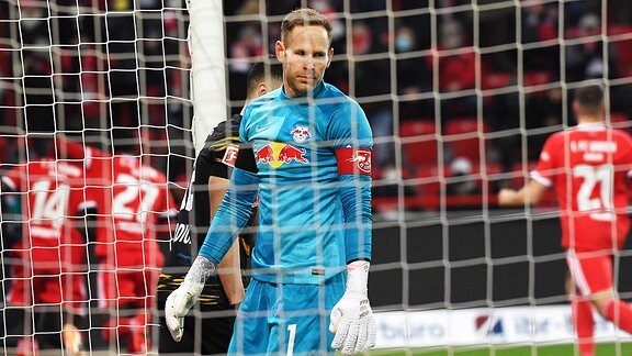 Enttäuschung bei Peter Gulacsi Torwart RB Leipzig