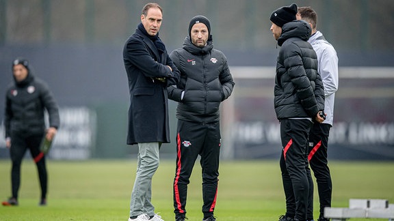 Leipzigs Geschaeftsführer Oliver Mintzlaff mit Cheftrainer Domenico Tedesco, Co-Trainer Max Urwantschky und Co-Trainer Andreas Hinkel. 