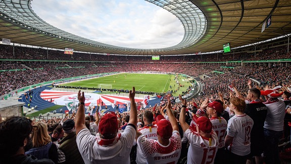 Leipzigs Fans unterstuetzen ihr Team.