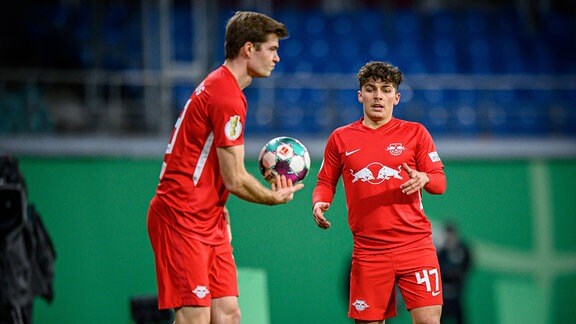 Leipzigs Alexander Soerloth beim Einwurf mit Joscha Wosz / RB Leipzig - VfL Bochum 4:0 