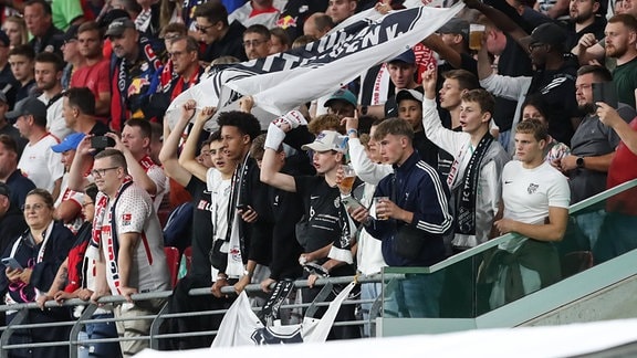 Fans von FC Teutonia 05 Ottensen auf der Hauptribüne