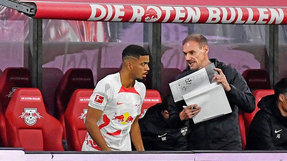 Einwechsler Benjamin Henrichs, 39 Rechter Verteidiger RB Leipzig,  erhält Anweisungen von Alexander Zickler, Co-Trainer RB