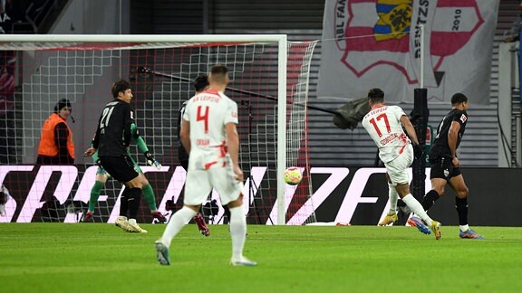 Dominik Szoboszlai 2. v. r., RB Leipzig erzielt das Tor zum 2:0 gegen Torwart Florian Müller VfB Stuttgart.