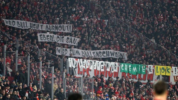 Plakat der Berliner Fans gegen Geschäftsführer Max Eberl.