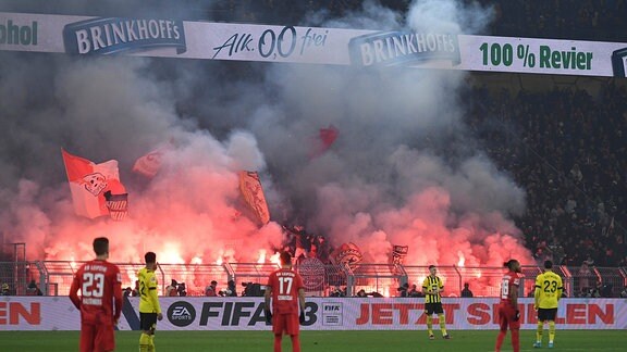 Im Signal Iduna Park in Dortmund wird Pyrotechnik abgebrannt