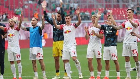 Willi Orban (4, RB Leipzig) und sein Team feiert mit den Fans