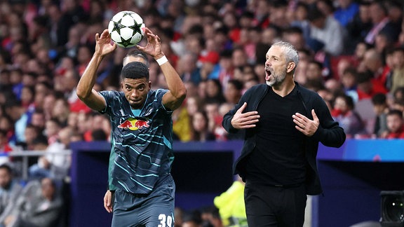 Im Bild von links Benjamin Henrichs 39, RB Leipzig,Trainer Marco Rose RB Leipzig.