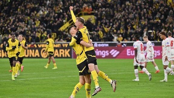 Nico Schlotterbeck (Borussia Dortmund), Maximilian Beier (Borussia Dortmund),