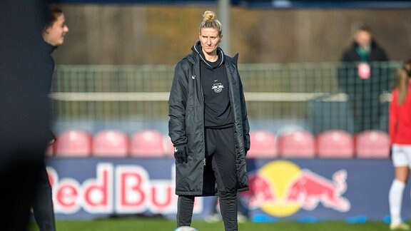 Anja Mittag Co-Trainerin RB Leipzig, beobachtet die Aufwärmarbeiten.