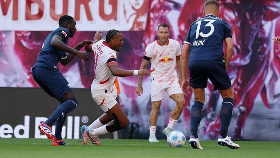  Im Bild v.l.: Ibrahima Sissoko (6, Bochum), Lois Openda (11, RB Leipzig), David Raum (22, RB Leipzig) und Jakov Medic (13, Bochum)