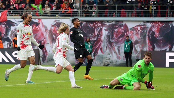 v.l. Emil Forsberg RB Leipzig erzielt schiesst das Tor zum 2:0.