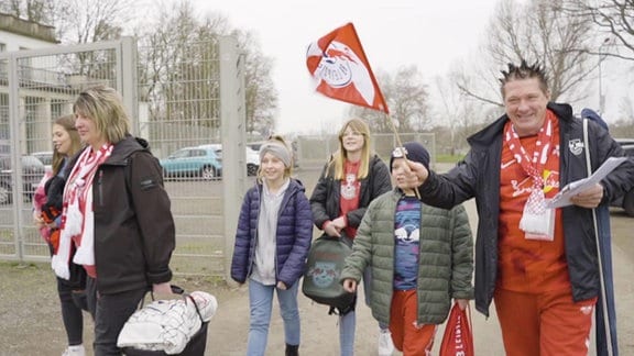 Familie mit Fußballfahne von RB Leipzig