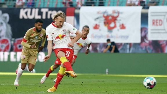 Torschütze Emil Forsberg (10, RB Leipzig) verwandelt einen Elfmeter.