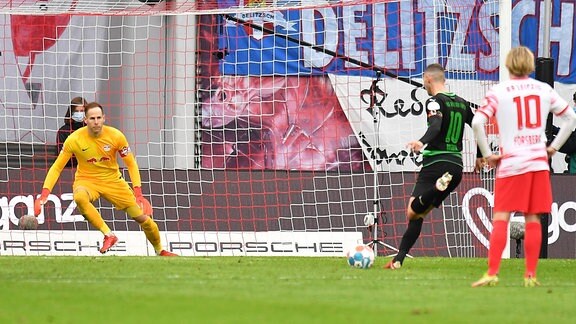 Branimir Hrgota erzielt Treffer zum 0:1 gegen Peter Gulacsi