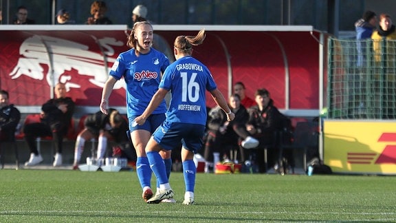 Jamilla Rankin 5, TSG Hoffenheim und Dominika Grabowska 16, TSG Hoffenheim bejubeln das Tor zum 1:1-Ausgleich. 