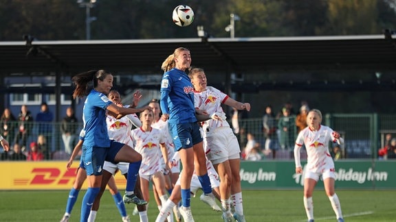 Lisa Doorn 14, TSG Hoffenheim gegen Julia Magerl 5, RB Leipzig im Kopfball-Duell.