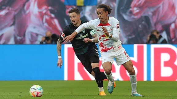 v.l. Marco Friedl (Bremen, 32), Yussuf Poulsen (Leipzig, 9) Zweikampf