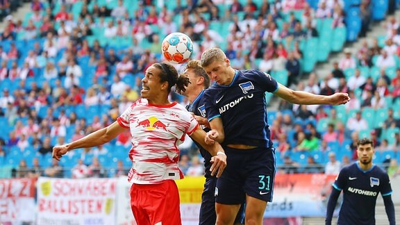 Yussuf Poulsen (9, RB Leipzig), Niklas Stark (5, Berlin) und Marton Dardai (31, Berlin) beim Kopfballduell.