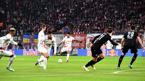 Dominik Szoboszlai, RB Leipzig, erzielt per Freistoß das Tor zum 1:0.