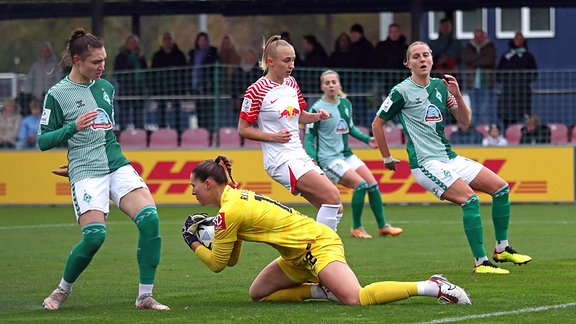 Torwart Elvira Herzog (12, RB Leipzig) fängt den Ball vor Sophie Weidauer (9, Werder Bremen)