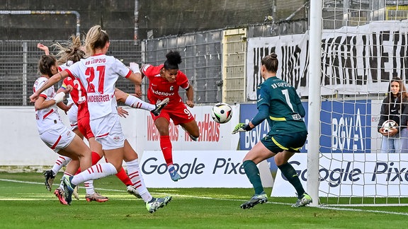 Shekiera Martinez (SC Freiburg Frauen, 09) mit einem Kopfball Torversuch vor Elvira Herzog (RB Leipzig, 01)