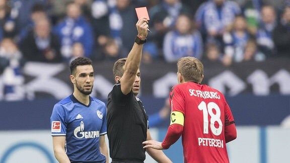 Schiedsrichter Tobias Stieler zeigt Nils Petersen r. (FR) die gelb-rote Karte, 2018.