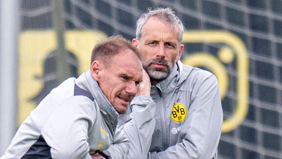 Dortmund Co-Trainer Alexander Zickler (l) und Trainer Marco Rose unterhalten.