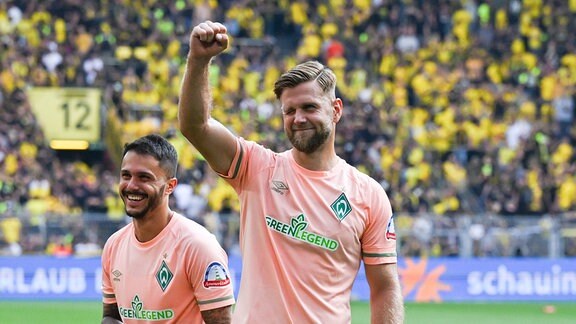 Leonardo Bittencourt, SV Werder Bremen, und Niclas Füllkrug, SV Werder Bremen, freuen sich über den Sieg.