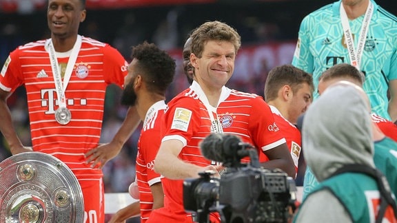 Thomas Müller, FC Bayern, Mitte, zwinkert in die Kamera.