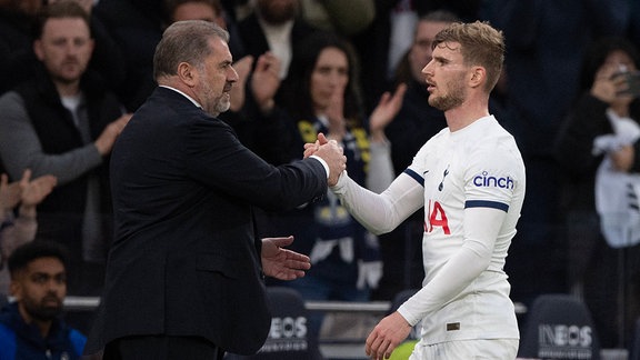 Timo Werner macht einen Handschlag mit dem Trainer