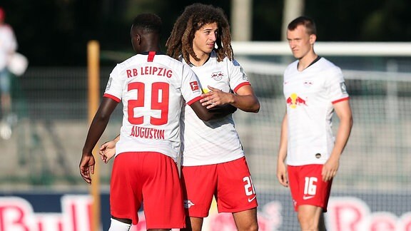 Ethan Ampadu (re.) mit Jean Kevin Augustin (RB Leipzig)