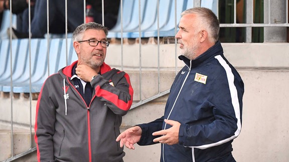 Fußball Trainer Urs Fischer (1. FC Union Berlin) und Präsident Dirk Zingler (1. FC Union) im Gespräch