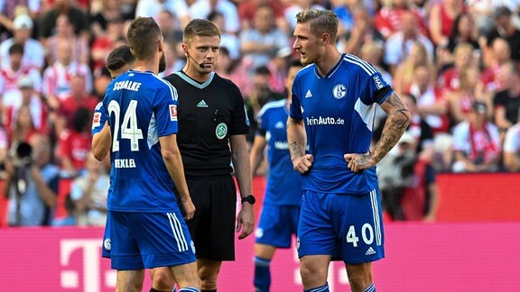 Der VAR greift ein. Dominick Drexler (FC Schalke 04, 24) und Sebastian Polter (FC Schalke 04, 40) sind beim Schiedsrichter