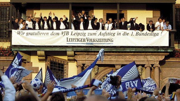 Fans des VfB Leipzig jubeln mit ihren Kickern über den Aufstieg in die erste Bundesliga