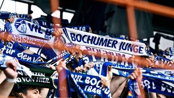 VfL-Fans halten ihre Schals in die Höhe