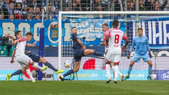 Leipzigs Daniel Olmo erzielt das Tor zum 1:1