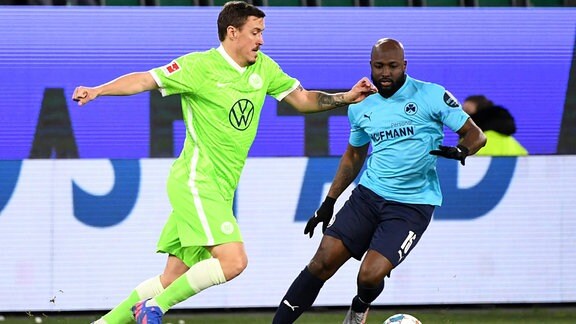 Max Kruse, Wolfsburg, gegen Jetro Willems, Greuther Fürth