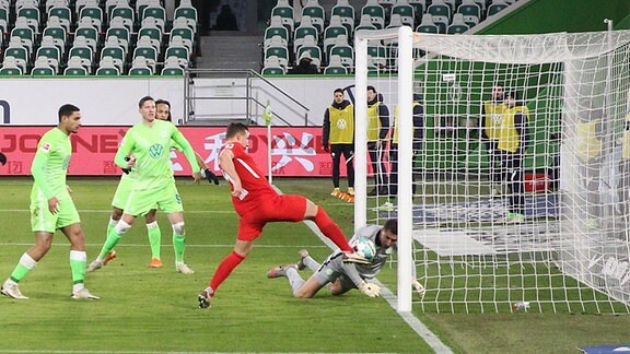 Im Bild v.l.: Torschütze Willi Orban 4, RB Leipzig trifft gegen Torwart Koen Casteels 1, Wolfsburg zum 2:2 Ausgleich.