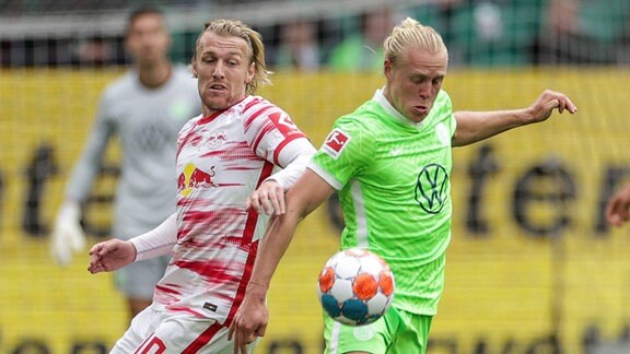 Emil Forsberg von RB Leipzig und Xaver Schlager von VfL Wolfsburg.