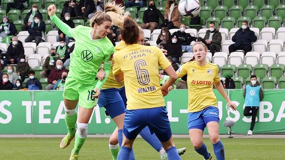 Sandra Starke VfL, 16 erzielt per Kopfball das Tor zum 1:0 für den VfL Wolfsburg