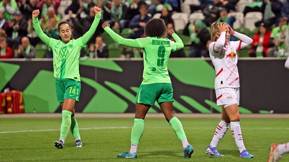 Jubel beim VfL über das Tor zum 3:0 durch Lineth Beerensteyn (VfL, 9) mit Nuria Rabano (VfL, 14)