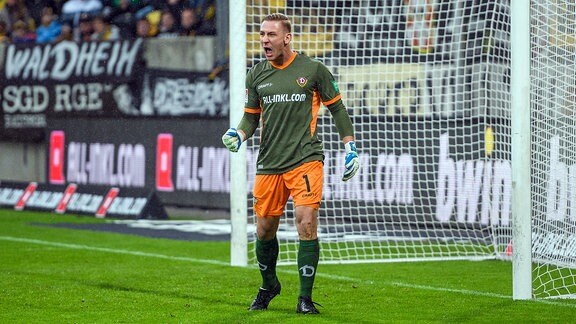 Dresdens Torwart Kevin Broll SG Dynamo Dresden