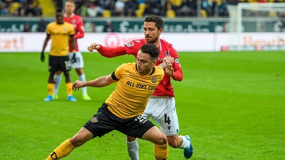 Dresdens Baris Atik vor M. Albornoz Inola SG Dynamo Dresden