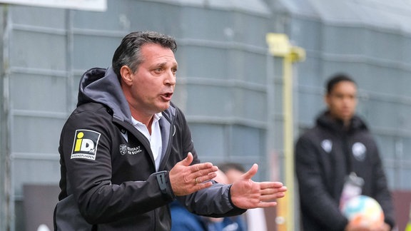 lois Schwartz (SV Sandhausen,Cheftrainer) ruft  Anweisungen.