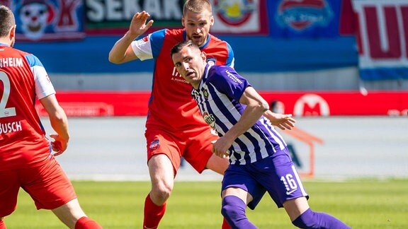 Nikola Trujic FC Erzgebirge Aue, 16 im Zweikampf mit Patrick Mainka FC Heidenheim