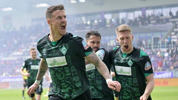 Torschütze Marco Friedl Werder Bremen 32 jubelt über das Tor zum 0:1, dahinter Leonardo Bittencourt Werder Bremen 10 und Mitchell Weiser Werder Bremen 08.