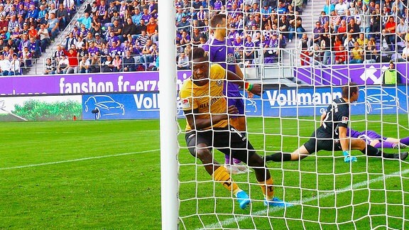 In Jubelpose: Torschütze Moussa Kon / Kone Dresden nach dem 0:1 Fußball 2.Bundesliga 2019/20 FC Erzgebirge Aue - SG Dynamo Dresden am 29.9.2019.