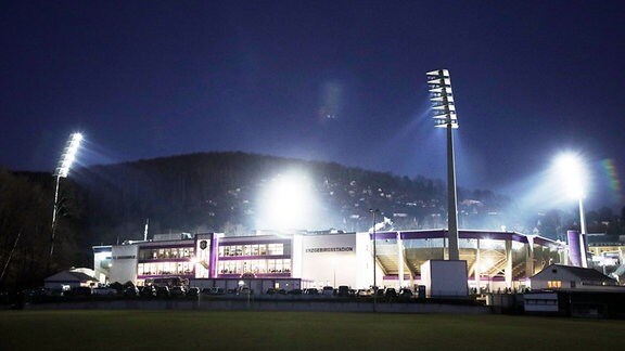 Aue - Stadionansicht bei Flutlicht
