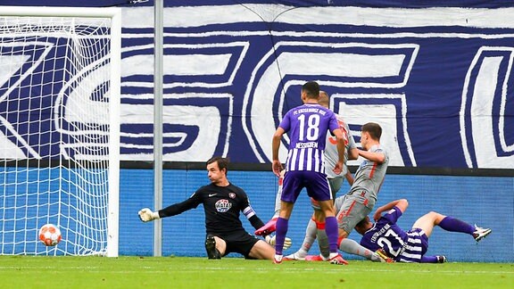 Tor für Paderborn, Felix Platte 36, Paderborn, verdeckt trifft zum 0:3 gegen Torwart Martin Männel