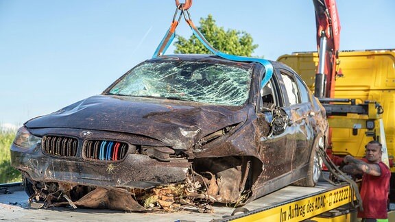 Wrack des Unfallautos auf Abschleppwagen.